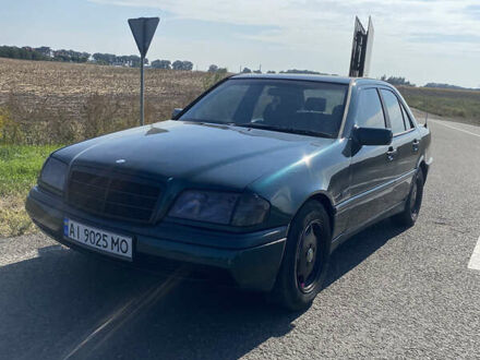 Мерседес Ц-Клас 1997 у Черкасах на Automoto.ua Зелений Мерседес Ц-Клас, об'ємом двигуна 1.8 л та пробігом 330 тис. км за 2000 $, фото 1 на Automoto.ua