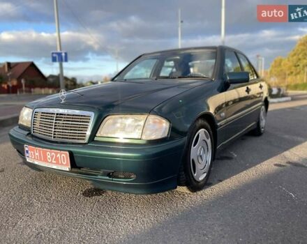 Мерседес Ц-Клас 1997 у Луцьку на Automoto.ua Зелений Мерседес Ц-Клас, об'ємом двигуна 1.8 л та пробігом 123 тис. км за 6299 $, фото 1 на Automoto.ua