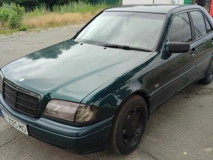 Мерседес Ц-Клас 1997 у Києві на Automoto.ua Зелений Мерседес Ц-Клас, об'ємом двигуна 1.8 л та пробігом 300 тис. км за 2600 $, фото 1 на Automoto.ua