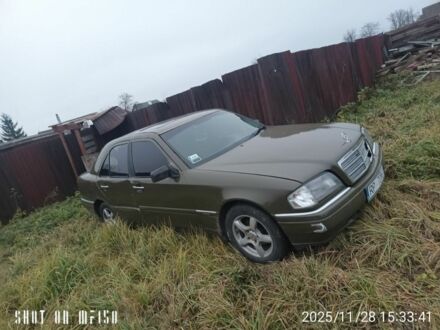 Зелений Мерседес Ц-Клас, об'ємом двигуна 1.8 л та пробігом 400 тис. км за 1000 $, фото 1 на Automoto.ua