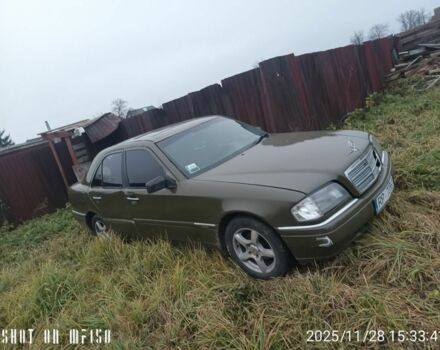 Зеленый Мерседес Ц-Класс, объемом двигателя 1.8 л и пробегом 400 тыс. км за 1000 $, фото 1 на Automoto.ua