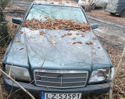 Зеленый Мерседес Ц-Класс, объемом двигателя 2.5 л и пробегом 320 тыс. км за 500 $, фото 1 на Automoto.ua