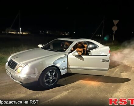 Серый Мерседес ЦЛК-Класс, объемом двигателя 2 л и пробегом 240 тыс. км за 2000 $, фото 4 на Automoto.ua