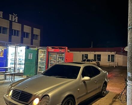 Серый Мерседес ЦЛК-Класс, объемом двигателя 2 л и пробегом 240 тыс. км за 2000 $, фото 3 на Automoto.ua