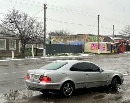 Серый Мерседес ЦЛК-Класс, объемом двигателя 2 л и пробегом 240 тыс. км за 2000 $, фото 1 на Automoto.ua