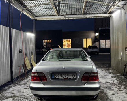 Серый Мерседес ЦЛК-Класс, объемом двигателя 2 л и пробегом 461 тыс. км за 2850 $, фото 3 на Automoto.ua