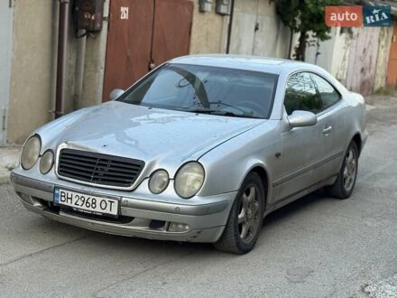 Серый Мерседес ЦЛК-Класс, объемом двигателя 3.2 л и пробегом 300 тыс. км за 2600 $, фото 1 на Automoto.ua