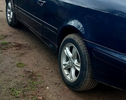 Синий Мерседес ЦЛК-Класс, объемом двигателя 2.3 л и пробегом 320 тыс. км за 4300 $, фото 3 на Automoto.ua