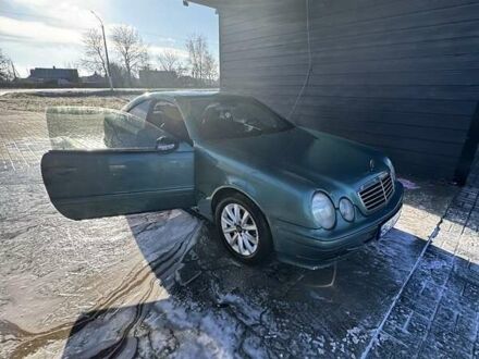 Зелений Мерседес ЦЛК-Клас, об'ємом двигуна 2 л та пробігом 250 тис. км за 3350 $, фото 1 на Automoto.ua
