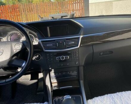 Білий Мерседес E 200, об'ємом двигуна 2.1 л та пробігом 322 тис. км за 13500 $, фото 2 на Automoto.ua