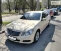 Бежевий Мерседес E 200, об'ємом двигуна 2.2 л та пробігом 185 тис. км за 14000 $, фото 1 на Automoto.ua