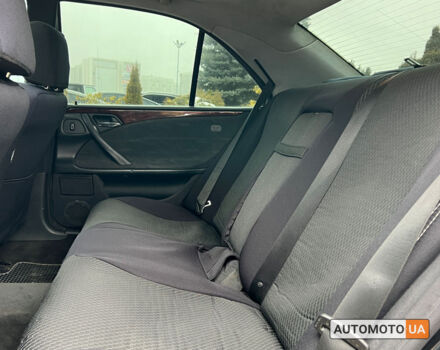 Чорний Мерседес E 200, об'ємом двигуна 2 л та пробігом 400 тис. км за 4400 $, фото 9 на Automoto.ua
