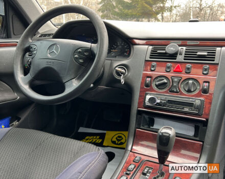 Чорний Мерседес E 200, об'ємом двигуна 2 л та пробігом 400 тис. км за 4400 $, фото 11 на Automoto.ua