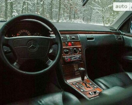 Сірий Мерседес E 200, об'ємом двигуна 2 л та пробігом 320 тис. км за 4500 $, фото 6 на Automoto.ua