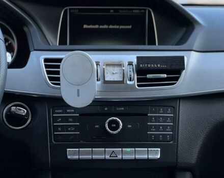 Бежевый Мерседес E 220, объемом двигателя 2.2 л и пробегом 299 тыс. км за 15700 $, фото 12 на Automoto.ua