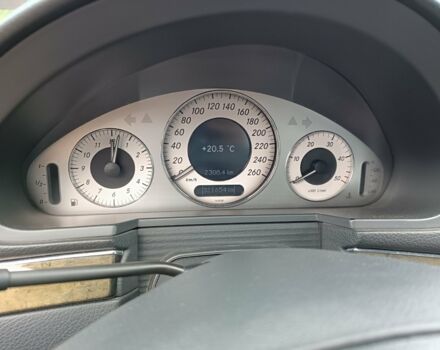 Черный Мерседес E 220, объемом двигателя 2.1 л и пробегом 321 тыс. км за 8500 $, фото 1 на Automoto.ua