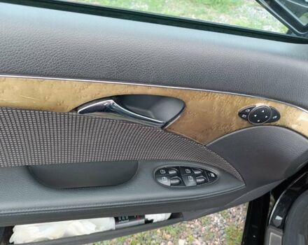 Черный Мерседес E 220, объемом двигателя 2.1 л и пробегом 321 тыс. км за 8500 $, фото 5 на Automoto.ua