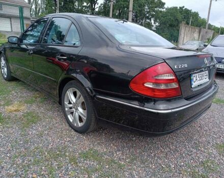 Черный Мерседес E 220, объемом двигателя 2.1 л и пробегом 321 тыс. км за 8500 $, фото 7 на Automoto.ua