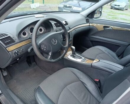 Черный Мерседес E 220, объемом двигателя 2.1 л и пробегом 321 тыс. км за 8500 $, фото 6 на Automoto.ua