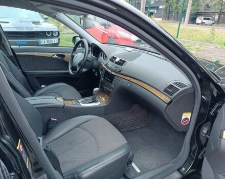 Черный Мерседес E 220, объемом двигателя 2.1 л и пробегом 321 тыс. км за 8500 $, фото 4 на Automoto.ua