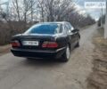 Черный Мерседес E 220, объемом двигателя 2.1 л и пробегом 400 тыс. км за 4500 $, фото 12 на Automoto.ua