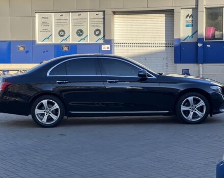 Чорний Мерседес E 220, об'ємом двигуна 2 л та пробігом 81 тис. км за 31990 $, фото 3 на Automoto.ua