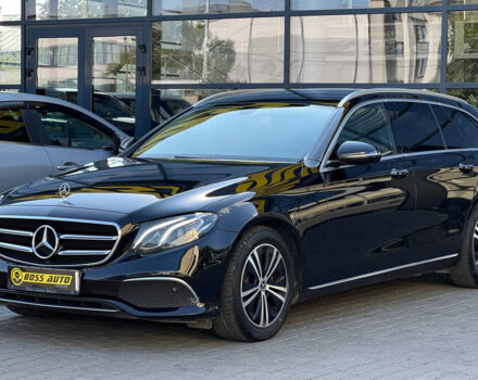 Черный Мерседес E 220, объемом двигателя 2 л и пробегом 296 тыс. км за 28500 $, фото 2 на Automoto.ua