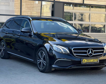 Чорний Мерседес E 220, об'ємом двигуна 2 л та пробігом 296 тис. км за 28500 $, фото 1 на Automoto.ua
