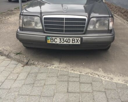 Сірий Мерседес E 220, об'ємом двигуна 2.2 л та пробігом 590 тис. км за 4100 $, фото 1 на Automoto.ua