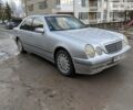 Сірий Мерседес E 220, об'ємом двигуна 2.2 л та пробігом 395 тис. км за 5200 $, фото 1 на Automoto.ua