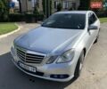 Серый Мерседес E 220, объемом двигателя 2.1 л и пробегом 322 тыс. км за 12000 $, фото 1 на Automoto.ua