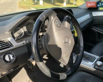 Серый Мерседес E 220, объемом двигателя 2.1 л и пробегом 322 тыс. км за 12000 $, фото 10 на Automoto.ua