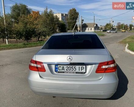 Серый Мерседес E 220, объемом двигателя 2.1 л и пробегом 322 тыс. км за 12000 $, фото 4 на Automoto.ua