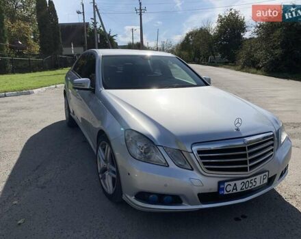 Серый Мерседес E 220, объемом двигателя 2.1 л и пробегом 322 тыс. км за 12000 $, фото 1 на Automoto.ua