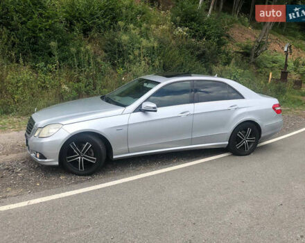 Серый Мерседес E 220, объемом двигателя 2.1 л и пробегом 393 тыс. км за 9500 $, фото 7 на Automoto.ua