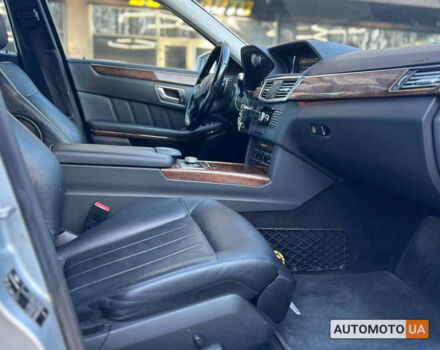 Сірий Мерседес E 220, об'ємом двигуна 2.1 л та пробігом 233 тис. км за 12500 $, фото 12 на Automoto.ua