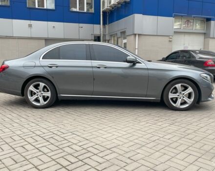 Сірий Мерседес E 220, об'ємом двигуна 2 л та пробігом 126 тис. км за 34490 $, фото 4 на Automoto.ua