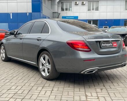 Сірий Мерседес E 220, об'ємом двигуна 2 л та пробігом 126 тис. км за 34490 $, фото 7 на Automoto.ua