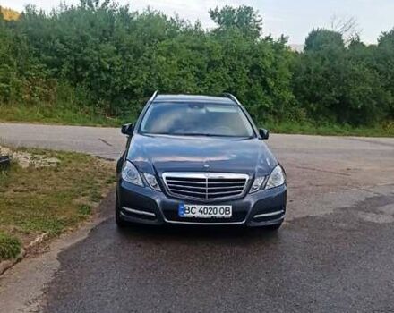 Сірий Мерседес E 220, об'ємом двигуна 2.1 л та пробігом 220 тис. км за 12500 $, фото 1 на Automoto.ua