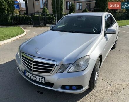 Серый Мерседес E 220, объемом двигателя 2.1 л и пробегом 322 тыс. км за 12000 $, фото 1 на Automoto.ua