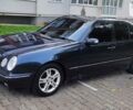 Синий Мерседес E 220, объемом двигателя 2.1 л и пробегом 485 тыс. км за 3300 $, фото 1 на Automoto.ua