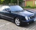 Синий Мерседес E 220, объемом двигателя 2.1 л и пробегом 485 тыс. км за 3300 $, фото 4 на Automoto.ua