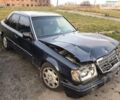 Синий Мерседес E 220, объемом двигателя 2.2 л и пробегом 312 тыс. км за 1999 $, фото 1 на Automoto.ua