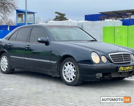 Синий Мерседес E 220, объемом двигателя 2.2 л и пробегом 598 тыс. км за 3700 $, фото 1 на Automoto.ua