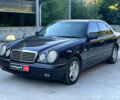 Синий Мерседес E 240, объемом двигателя 2.4 л и пробегом 330 тыс. км за 4590 $, фото 1 на Automoto.ua