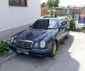 Синій Мерседес E 240, об'ємом двигуна 2.4 л та пробігом 380 тис. км за 3700 $, фото 1 на Automoto.ua