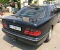 Синий Мерседес E 240, объемом двигателя 2.6 л и пробегом 340 тыс. км за 7800 $, фото 1 на Automoto.ua