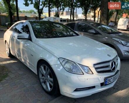 Белый Мерседес E 250, объемом двигателя 2.2 л и пробегом 175 тыс. км за 14200 $, фото 1 на Automoto.ua