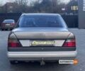 Серый Мерседес E 250, объемом двигателя 2.5 л и пробегом 345 тыс. км за 3600 $, фото 4 на Automoto.ua