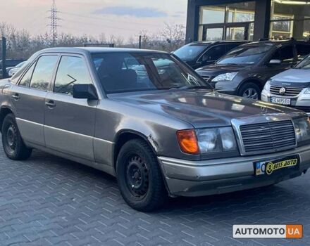 Серый Мерседес E 250, объемом двигателя 2.5 л и пробегом 345 тыс. км за 3600 $, фото 1 на Automoto.ua
